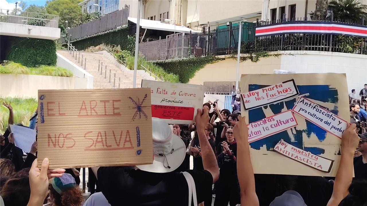 Sector cultural se manifiesta frente a la Asamblea Legislativa ante recortes al presupuesto de Cultura